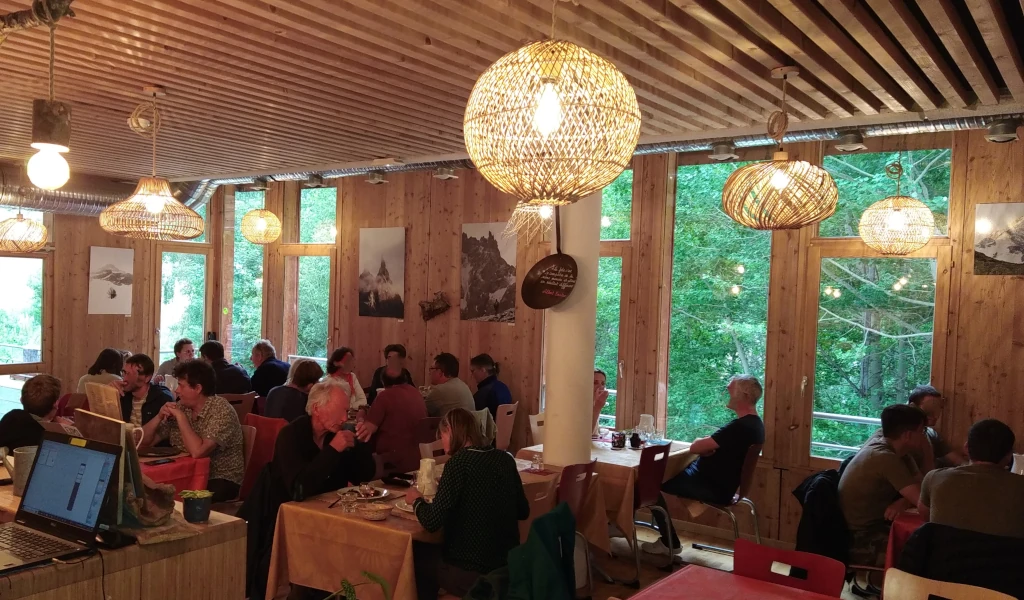 salle restaurant auberge de montagne Oisans parc des Ecrins