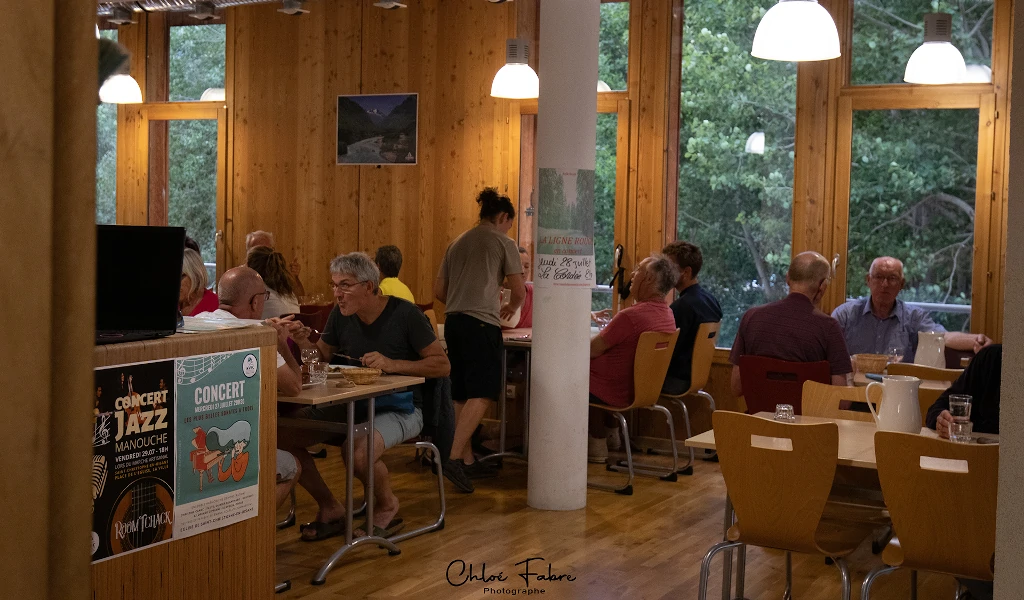 salle de restaurant auberge de montagne parc des Ecrins